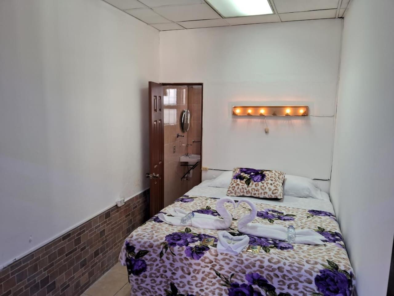 קצאלטננגו Hotel Kamelot Parque Central מראה חיצוני תמונה