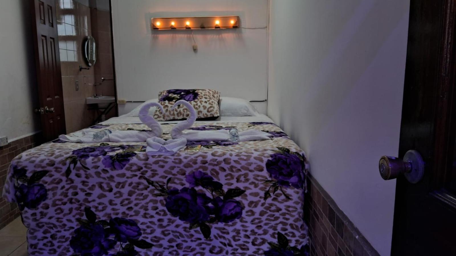 קצאלטננגו Hotel Kamelot Parque Central מראה חיצוני תמונה
