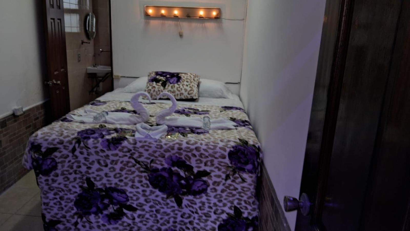 קצאלטננגו Hotel Kamelot Parque Central מראה חיצוני תמונה